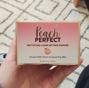 Two-Faced Peach Perfect Loose Powder